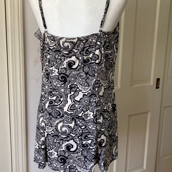 Black and White FlaredTank Top - Picture 4 of 5